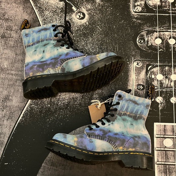 NEW Dr. Martens Boots - Picture 11 of 15